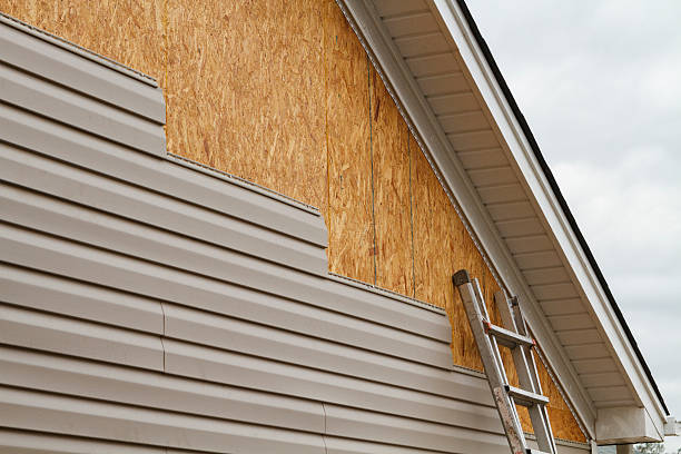 Professional Vinyl Siding technician working in Orwell, OH